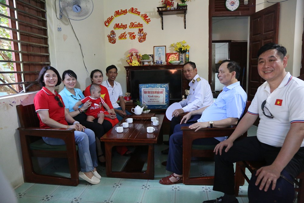 Agribank cùng đoàn công tác ngành ngân hàng thăm hỏi và động viên quân dân huyện đảo Trường Sa và Nhà giàn DKI - ảnh 4