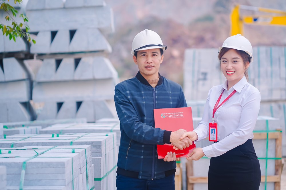 Sáng ngời phẩm chất nữ cán bộ Agribank trong giai đoạn phát triển mới - ảnh 1