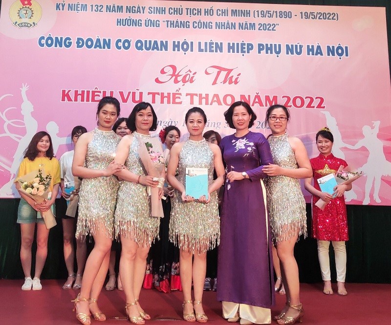 Công đoàn cơ quan Hội LHPN Hà Nội: Đặc sắc, ấn tượng hội thi “Khiêu vũ thể thao” năm 2022 - ảnh 4
