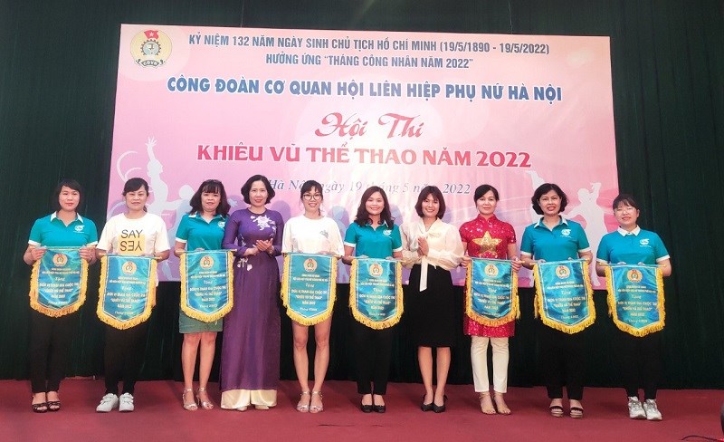 Công đoàn cơ quan Hội LHPN Hà Nội: Đặc sắc, ấn tượng hội thi “Khiêu vũ thể thao” năm 2022 - ảnh 2
