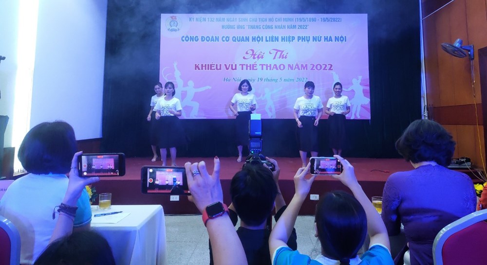 Công đoàn cơ quan Hội LHPN Hà Nội: Đặc sắc, ấn tượng hội thi “Khiêu vũ thể thao” năm 2022 - ảnh 14