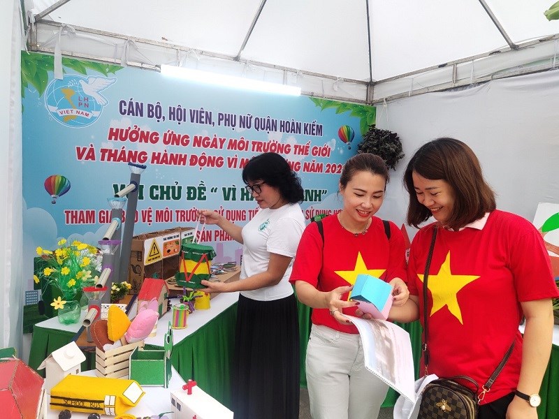 Hội LHPN quận Hoàn Kiếm: Trưng bày, giới thiệu sản phẩm tái chế  thân thiện với môi trường - ảnh 1
