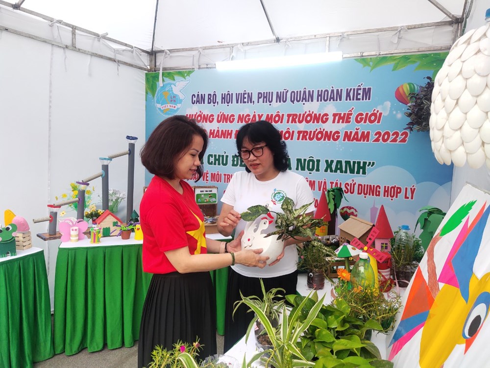 Hội LHPN quận Hoàn Kiếm: Trưng bày, giới thiệu sản phẩm tái chế  thân thiện với môi trường - ảnh 2