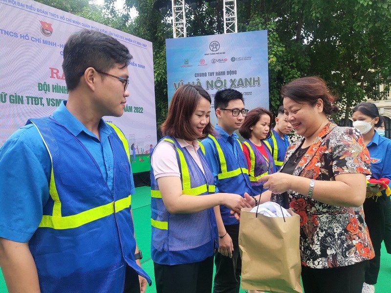 Hội LHPN quận Hoàn Kiếm: Trưng bày, giới thiệu sản phẩm tái chế  thân thiện với môi trường - ảnh 4