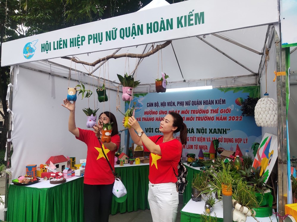 Hội LHPN quận Hoàn Kiếm: Trưng bày, giới thiệu sản phẩm tái chế  thân thiện với môi trường - ảnh 3