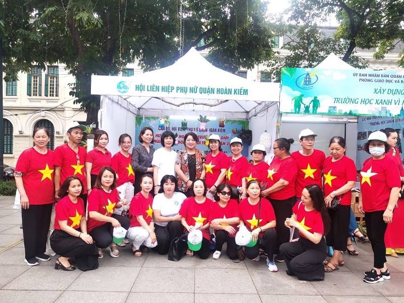 Hội LHPN quận Hoàn Kiếm: Trưng bày, giới thiệu sản phẩm tái chế  thân thiện với môi trường - ảnh 6