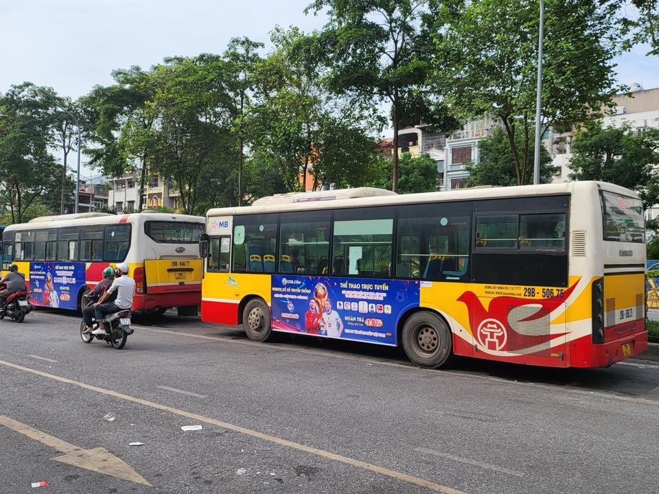 Kiểm tra loạt xe buýt dán quảng cáo trang website cá độ ở Hà Nội - ảnh 1