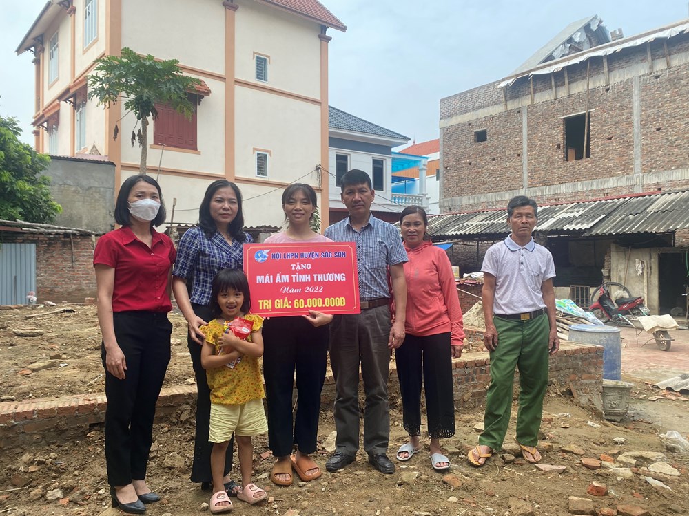 Hội LHPN huyện Sóc Sơn:  Trao tặng kinh phí hỗ trợ xây  “Mái ấm tình thương” cho phụ nữ khó khăn - ảnh 1