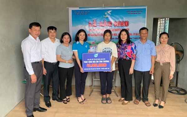 Hội LHPN quận Long Biên: Bàn giao “Mái ấm tình thương” cho phụ nữ nghèo huyện Quốc Oai - ảnh 1