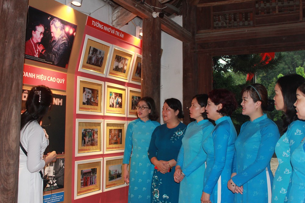 Hội LHPN Hà Nội bàn giao Khu trưng bày hình ảnh bà Nguyễn Thị Định tại đền Hát Môn  - ảnh 6