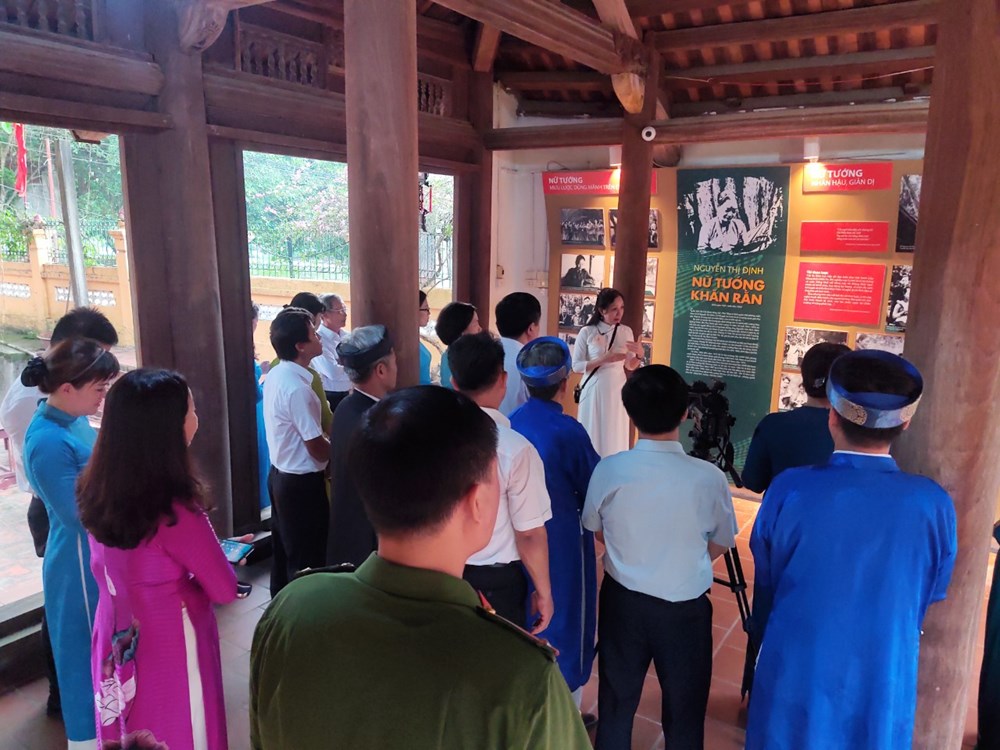 Hội LHPN Hà Nội bàn giao Khu trưng bày hình ảnh bà Nguyễn Thị Định tại đền Hát Môn  - ảnh 9