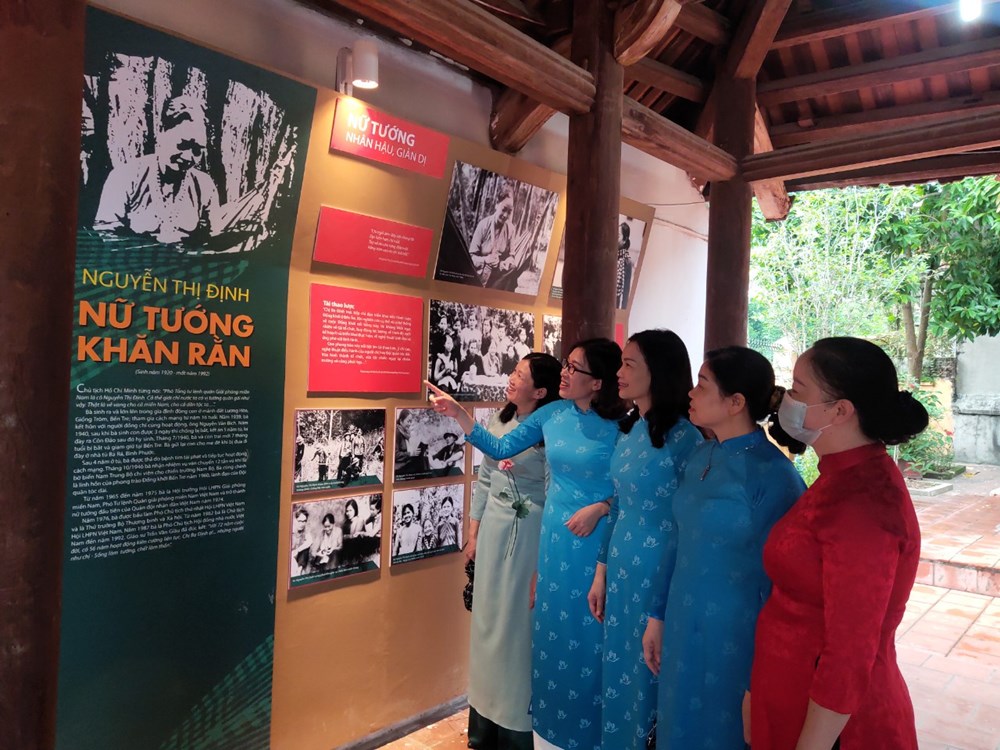 Hội LHPN Hà Nội bàn giao Khu trưng bày hình ảnh bà Nguyễn Thị Định tại đền Hát Môn  - ảnh 10