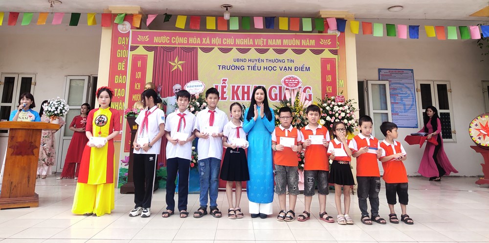 Trao  tặng 10 suất quà cho học sinh mồ côi tại trường tiểu học Vạn Điểm, huyện Thường Tín - ảnh 3