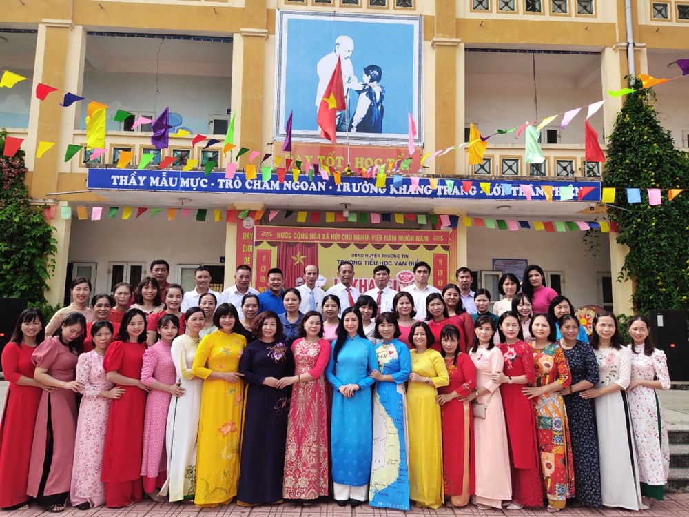 Trao  tặng 10 suất quà cho học sinh mồ côi tại trường tiểu học Vạn Điểm, huyện Thường Tín - ảnh 11