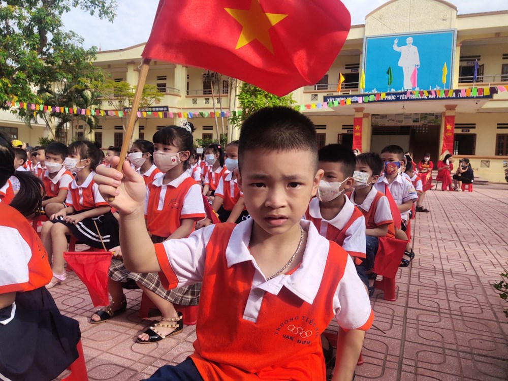 Trao  tặng 10 suất quà cho học sinh mồ côi tại trường tiểu học Vạn Điểm, huyện Thường Tín - ảnh 7
