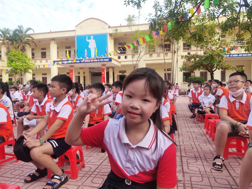 Trao  tặng 10 suất quà cho học sinh mồ côi tại trường tiểu học Vạn Điểm, huyện Thường Tín - ảnh 8