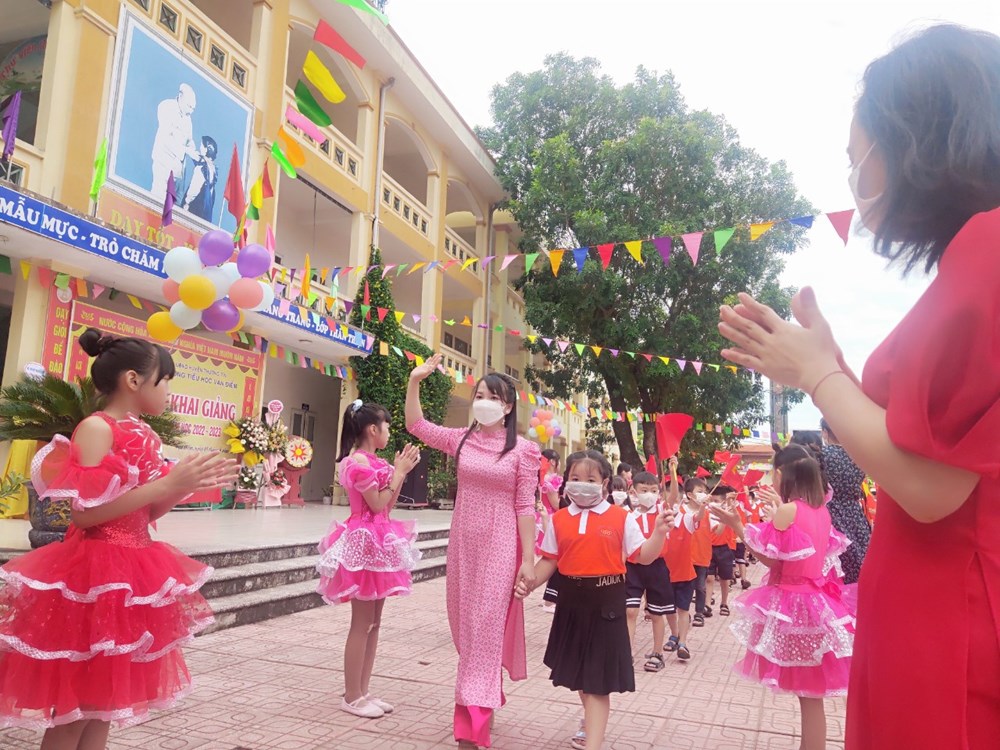 Trao  tặng 10 suất quà cho học sinh mồ côi tại trường tiểu học Vạn Điểm, huyện Thường Tín - ảnh 9