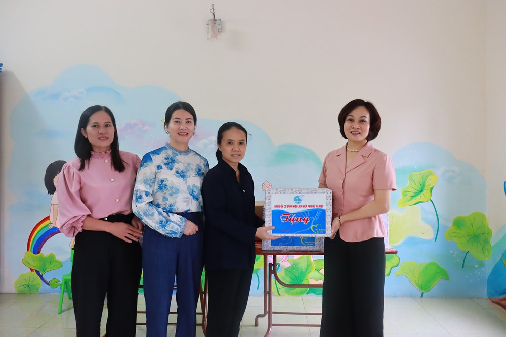Tặng quà Tết Trung thu cho trẻ em khuyết tật huyện Phú Xuyên - ảnh 1