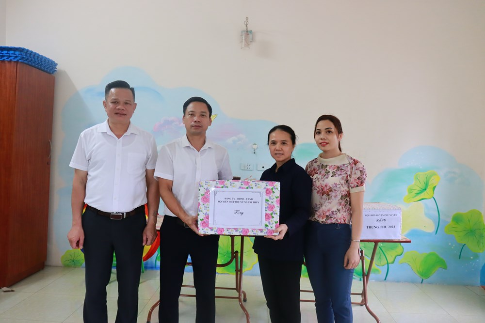Tặng quà Tết Trung thu cho trẻ em khuyết tật huyện Phú Xuyên - ảnh 6