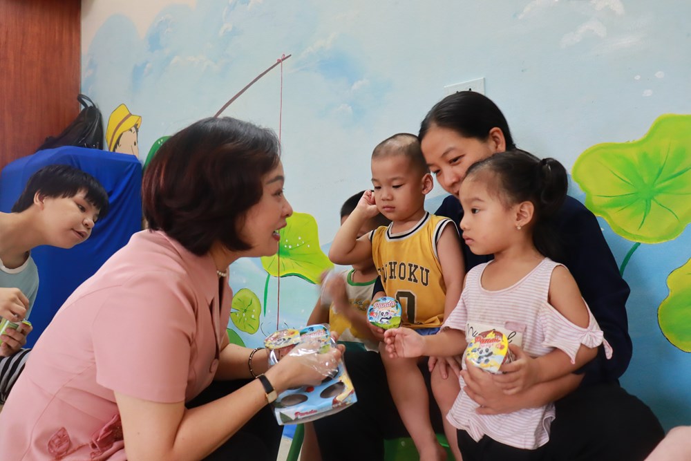 Tặng quà Tết Trung thu cho trẻ em khuyết tật huyện Phú Xuyên - ảnh 2