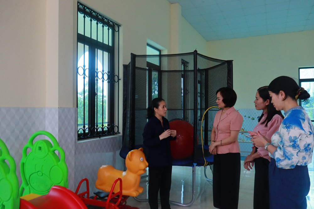 Tặng quà Tết Trung thu cho trẻ em khuyết tật huyện Phú Xuyên - ảnh 4