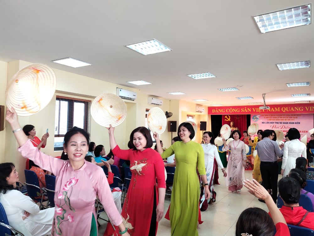 Quận Hoàn Kiếm: Sôi nổi hội diễn CLB nữ doanh nhân với chủ đề “Hương sắc mùa thu“ - ảnh 6