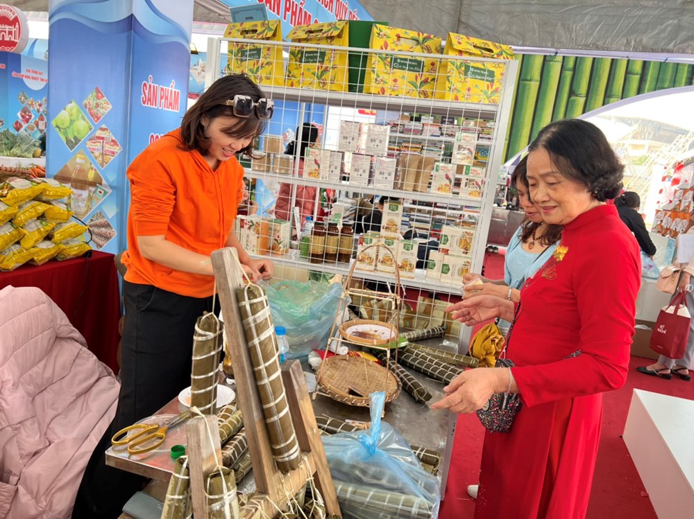 CLB Phụ nữ Thủ đô thăm Festival sản phẩm nông nghiệp và làng nghề Hà Nội  - ảnh 2