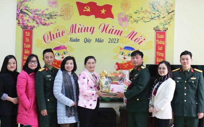 Hội LHPN Việt Nam thăm, chúc Tết 2 đơn vị em nuôi - ảnh 1