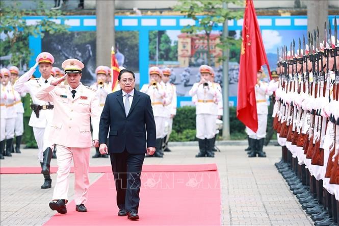 Thủ tướng Phạm Minh Chính kiểm tra, chúc Tết các lực lượng Công an, Quốc phòng trực Tết - ảnh 1