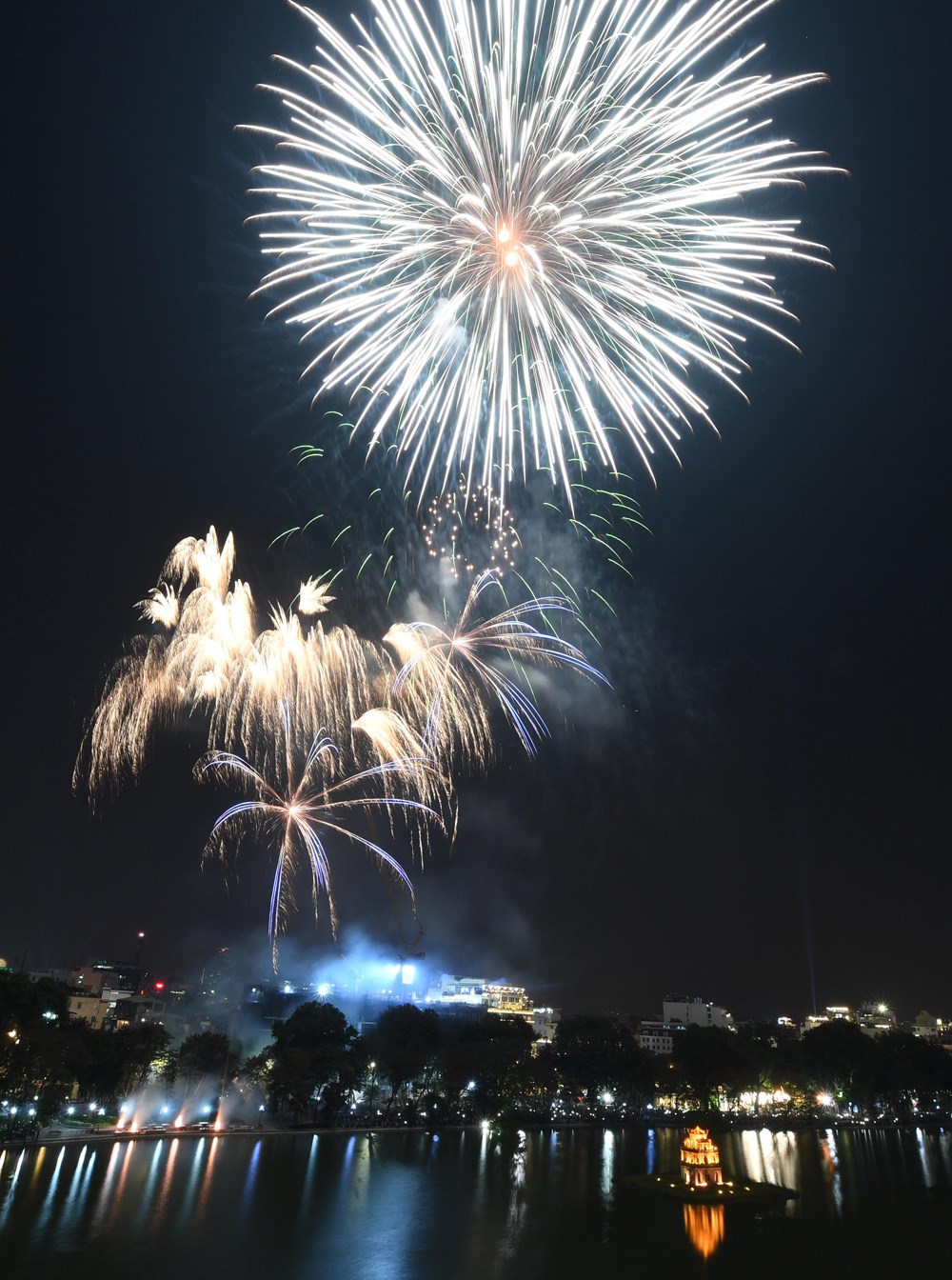 Pháo hoa tuyệt đẹp trên bầu trời Hà Nội chào đón năm mới Quý Mão 2023 - ảnh 6
