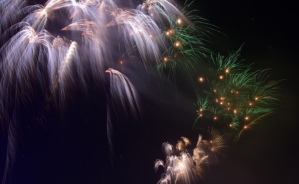 Pháo hoa tuyệt đẹp trên bầu trời Hà Nội chào đón năm mới Quý Mão 2023 - ảnh 8