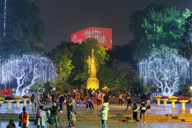 Không khí đêm Giao thừa Xuân Quý Mão 2023 tại thủ đô Hà Nội - ảnh 2