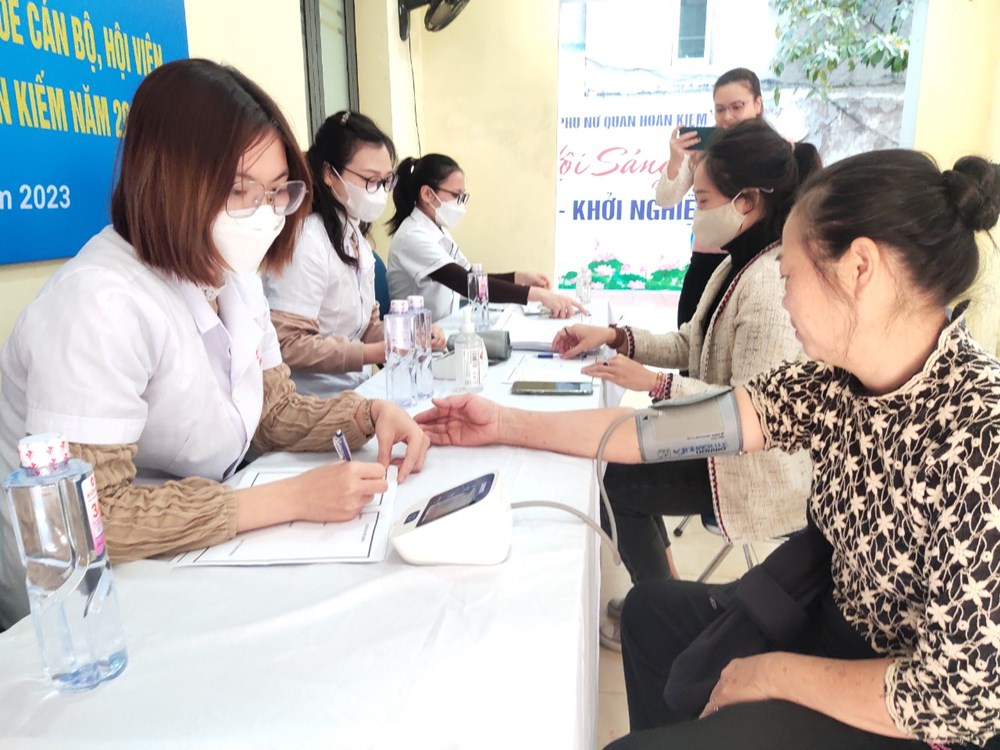 Quận Hoàn Kiếm: Khám và chăm sóc sức khỏe cho cán bộ, hội viên, phụ nữ có hoàn cảnh khó khăn và nữ lao động di cư - ảnh 4