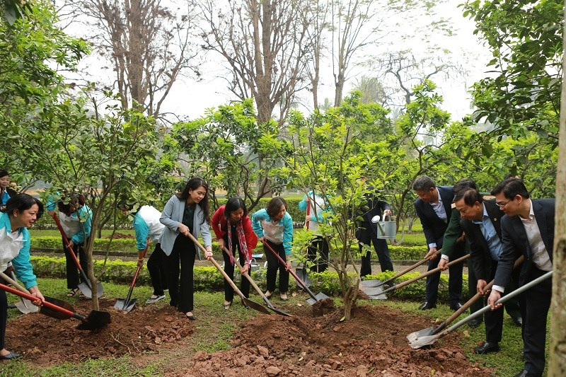 Hội LHPN Hà Nội tổ chức Tết trồng cây tại khu Di tích Chủ tịch Hồ Chí Minh - ảnh 5
