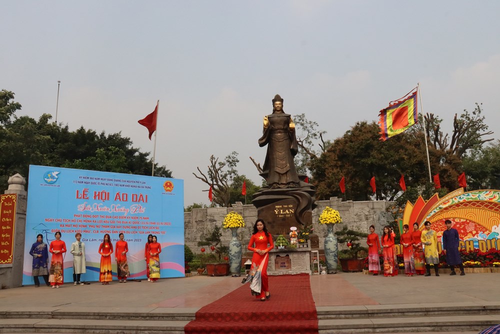 Gần 1.000 phụ nữ huyện Gia Lâm tham gia đồng diễn dân vũ áo dài “Sắc xuân xuống phố” - ảnh 4