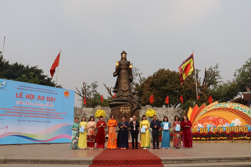 Gần 1.000 phụ nữ huyện Gia Lâm tham gia đồng diễn dân vũ áo dài “Sắc xuân xuống phố” - ảnh 3
