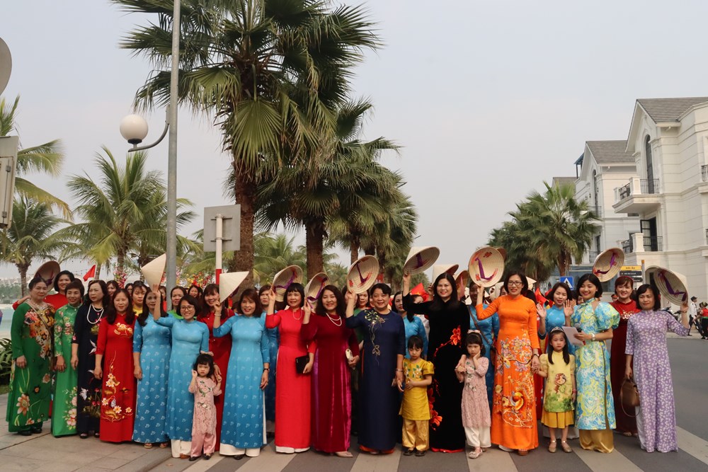 Gần 1.000 phụ nữ huyện Gia Lâm tham gia đồng diễn dân vũ áo dài “Sắc xuân xuống phố” - ảnh 1