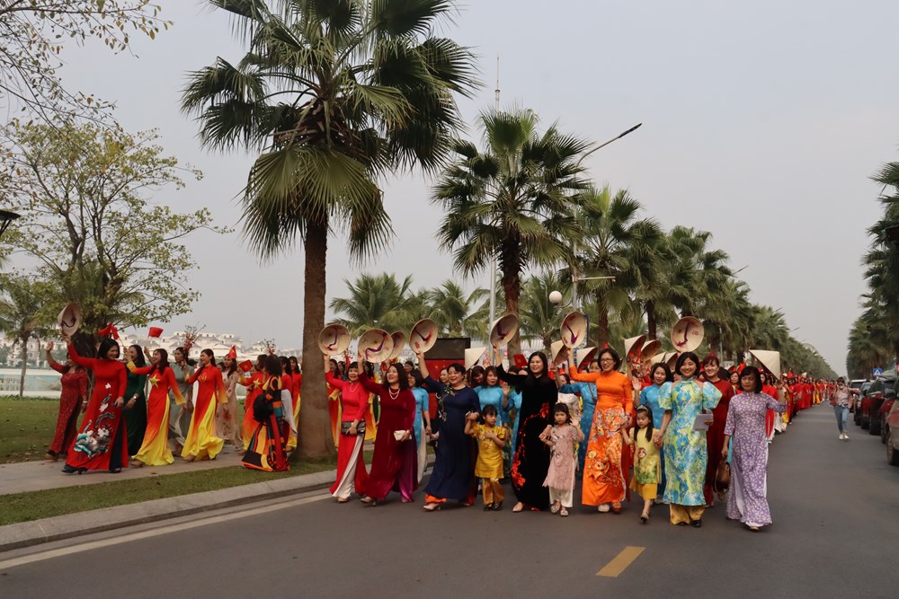 Gần 1.000 phụ nữ huyện Gia Lâm tham gia đồng diễn dân vũ áo dài “Sắc xuân xuống phố” - ảnh 5