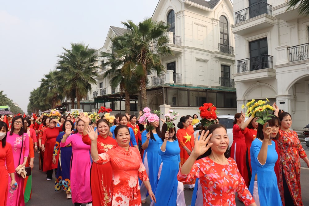 Gần 1.000 phụ nữ huyện Gia Lâm tham gia đồng diễn dân vũ áo dài “Sắc xuân xuống phố” - ảnh 6