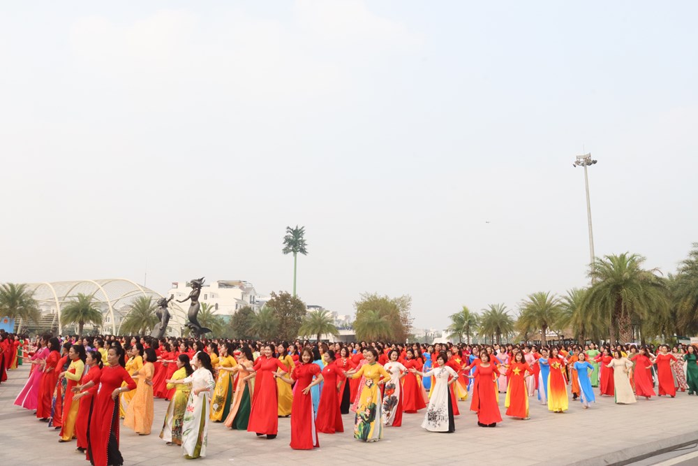Gần 1.000 phụ nữ huyện Gia Lâm tham gia đồng diễn dân vũ áo dài “Sắc xuân xuống phố” - ảnh 8