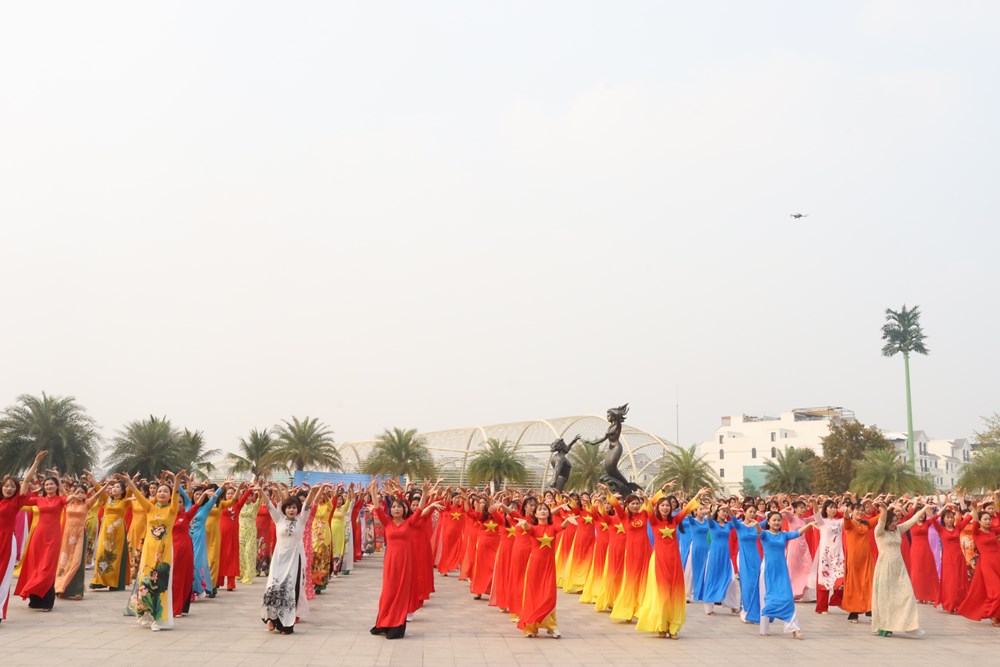 Gần 1.000 phụ nữ huyện Gia Lâm tham gia đồng diễn dân vũ áo dài “Sắc xuân xuống phố” - ảnh 7