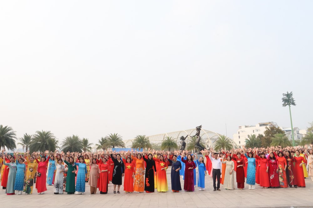 Gần 1.000 phụ nữ huyện Gia Lâm tham gia đồng diễn dân vũ áo dài “Sắc xuân xuống phố” - ảnh 9
