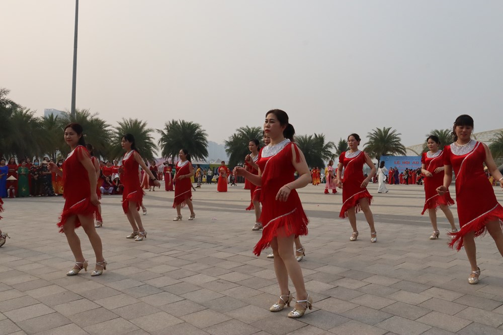 Gần 1.000 phụ nữ huyện Gia Lâm tham gia đồng diễn dân vũ áo dài “Sắc xuân xuống phố” - ảnh 10