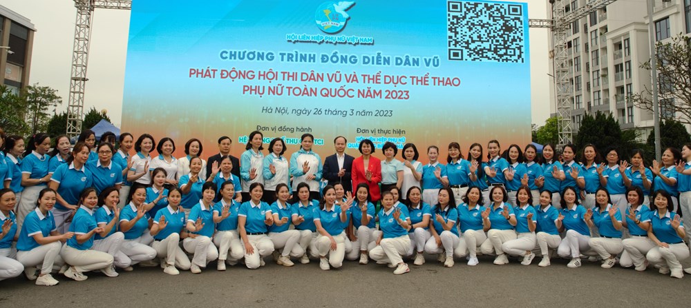Hơn 1.000 phụ nữ tham gia đồng diễn dân vũ tại Hà Nội - ảnh 1