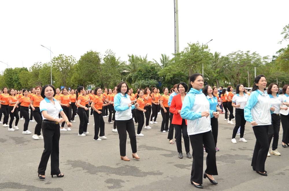 Hơn 1.000 phụ nữ tham gia đồng diễn dân vũ tại Hà Nội - ảnh 6