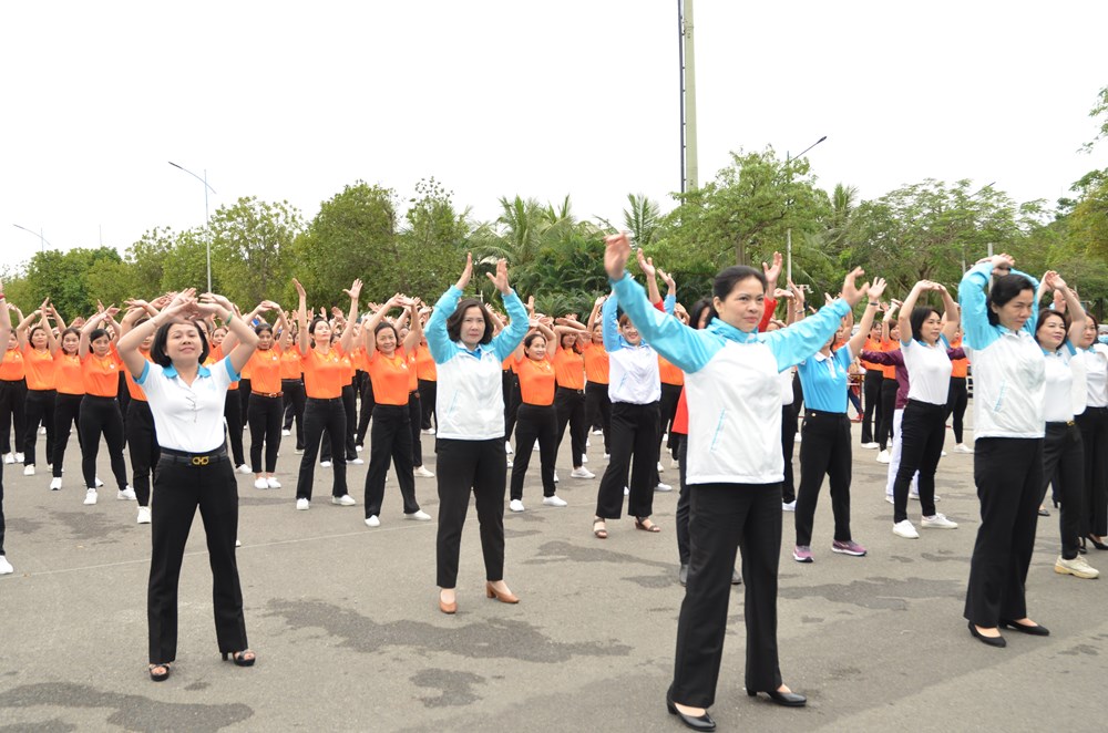 Hơn 1.000 phụ nữ tham gia đồng diễn dân vũ tại Hà Nội - ảnh 5