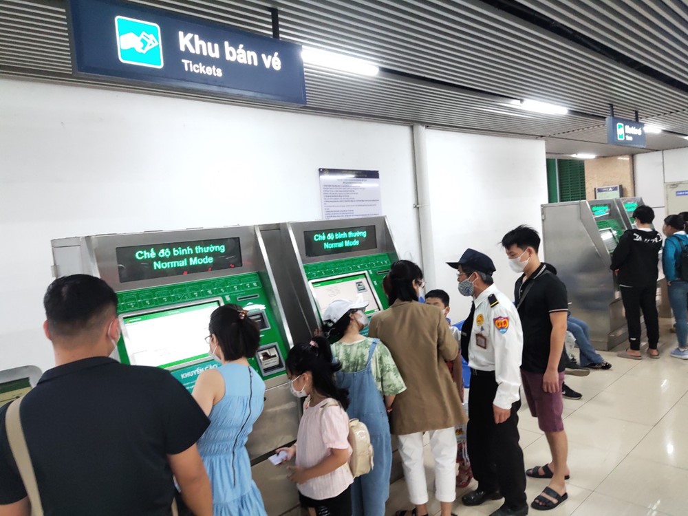 Hà Nội: Tàu điện trên cao Cát Linh - Hà Đông thu hút nhiều du khách dịp nghỉ lễ 30/4-1/5 - ảnh 1