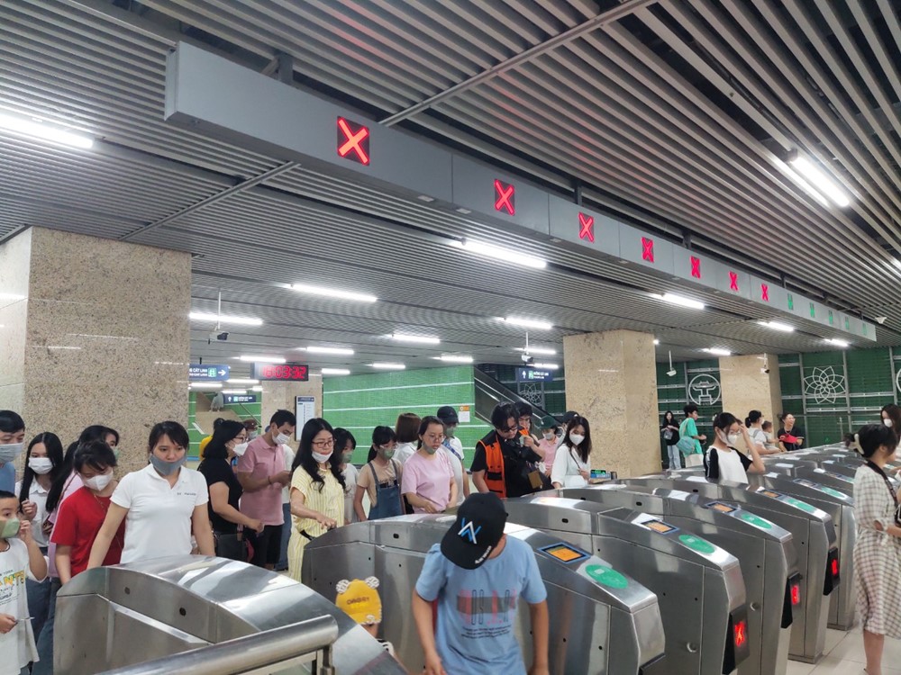 Hà Nội: Tàu điện trên cao Cát Linh - Hà Đông thu hút nhiều du khách dịp nghỉ lễ 30/4-1/5 - ảnh 6