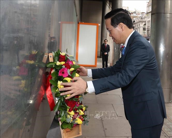 Chủ tịch nước Võ Văn Thưởng đặt hoa tại Biển tưởng niệm Bác Hồ tại London - ảnh 1