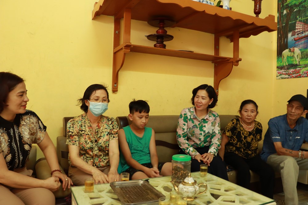 Hội LHPN Hà Nội: Thăm tặng quà trẻ mồ côi tại huyện Thanh Oai và Hà Đông - ảnh 6
